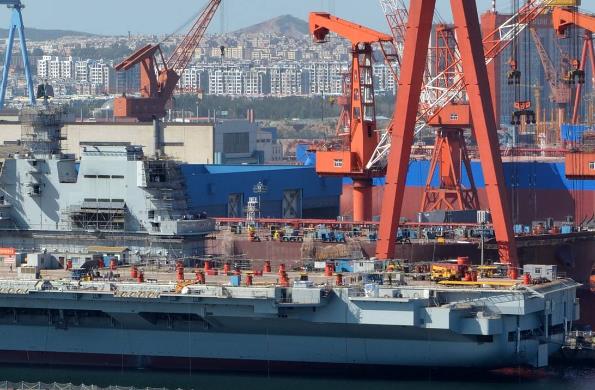 國際貨運(yùn)在全球化時(shí)代發(fā)揮著重要作用，其發(fā)展面臨諸多挑戰(zhàn)與機(jī)遇