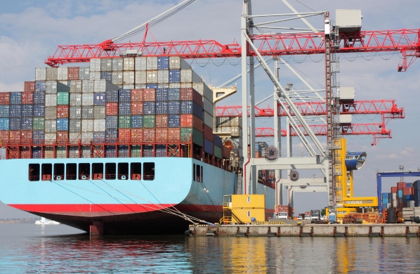 上海國(guó)際貨代作為承接國(guó)際貿(mào)易的紐帶，為貿(mào)易鋪就了一條通天之路