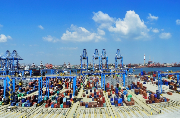 面對日益全球化的挑戰(zhàn)，我們需要不斷創(chuàng)新和提升國際物流的水平