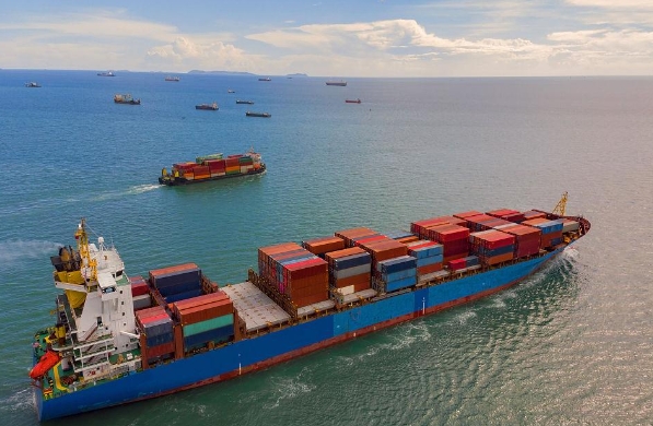 隨著全球化的深入發(fā)展，國(guó)際物流公司也面臨著越來(lái)越多的挑戰(zhàn)和機(jī)遇