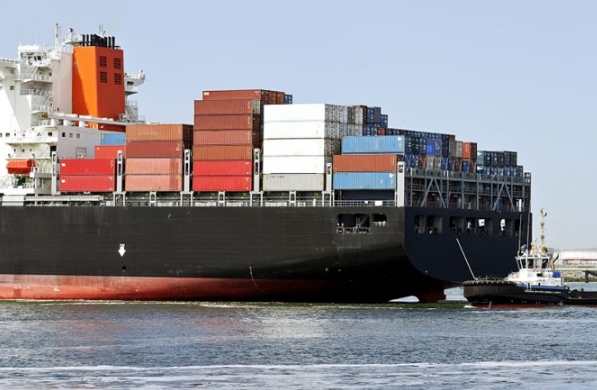 貨代公司是貨物運輸?shù)闹虚g商，扮演著連接生產(chǎn)商和消費者之間的橋梁