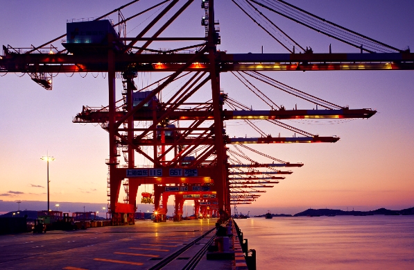 國際物流是全球貿(mào)易的重要組成部分，對國際貿(mào)易發(fā)展具有重要的作用