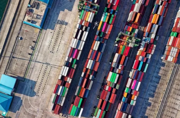 非洲貨運代理作為中非貿(mào)易的重要一環(huán)，既面臨著挑戰(zhàn)也擁抱著機遇