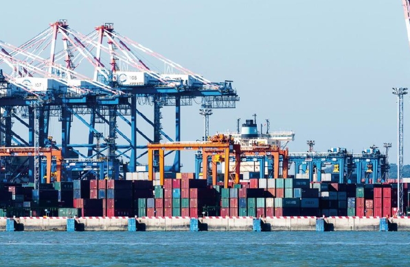 在未來(lái)的發(fā)展中，美國(guó)的貨運(yùn)代理行業(yè)將繼續(xù)保持穩(wěn)健的增長(zhǎng)態(tài)勢(shì)