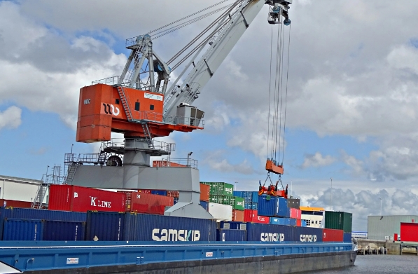 隨著貿(mào)易模式的不斷創(chuàng)新，國際貨代行業(yè)正迎來前所未有的變革