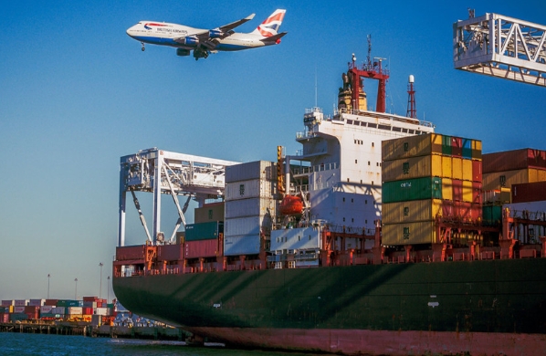 在全球化的背景下，國際海運(yùn)促進(jìn)了資源的全球配置和市場的深度融合