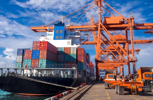 在全球化浪潮中美國(guó)海運(yùn)作為連接世界經(jīng)濟(jì)的血脈，其重要性不言而喻