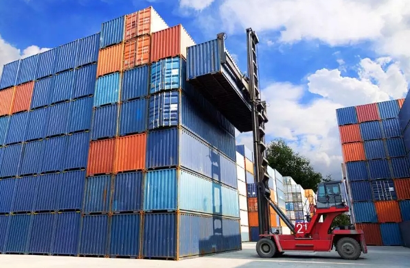 海運物流作為國際貿(mào)易的血脈，正經(jīng)歷著前所未有的變革與挑戰(zhàn)