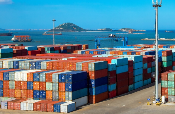 國際物流是推動(dòng)全球經(jīng)濟(jì)一體化、促進(jìn)世界和平與繁榮的重要引擎